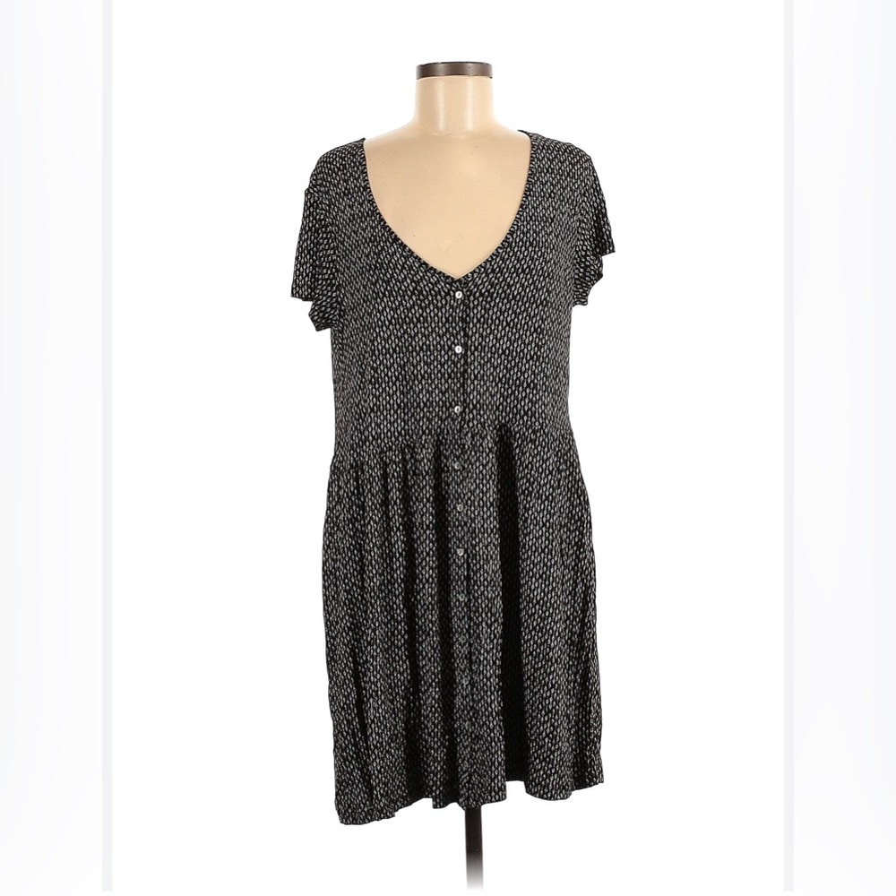 🦋 3/$9 H&M black and white geometric pattern dress with front buttons small